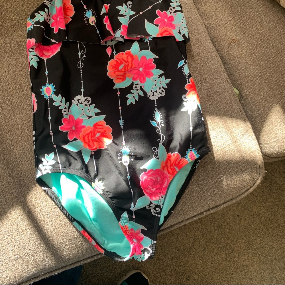 Girls Wonder Nation size 7/8 swimsuits they are in Excellent condition.
